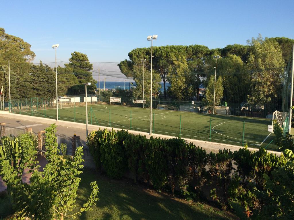Villaggio Camping Lungomare Кропани Екстериор снимка