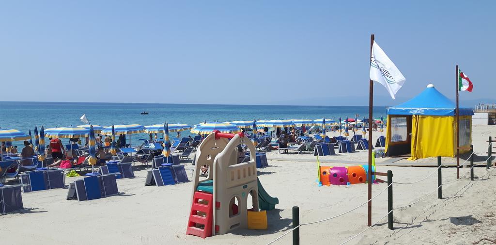 Villaggio Camping Lungomare Кропани Екстериор снимка