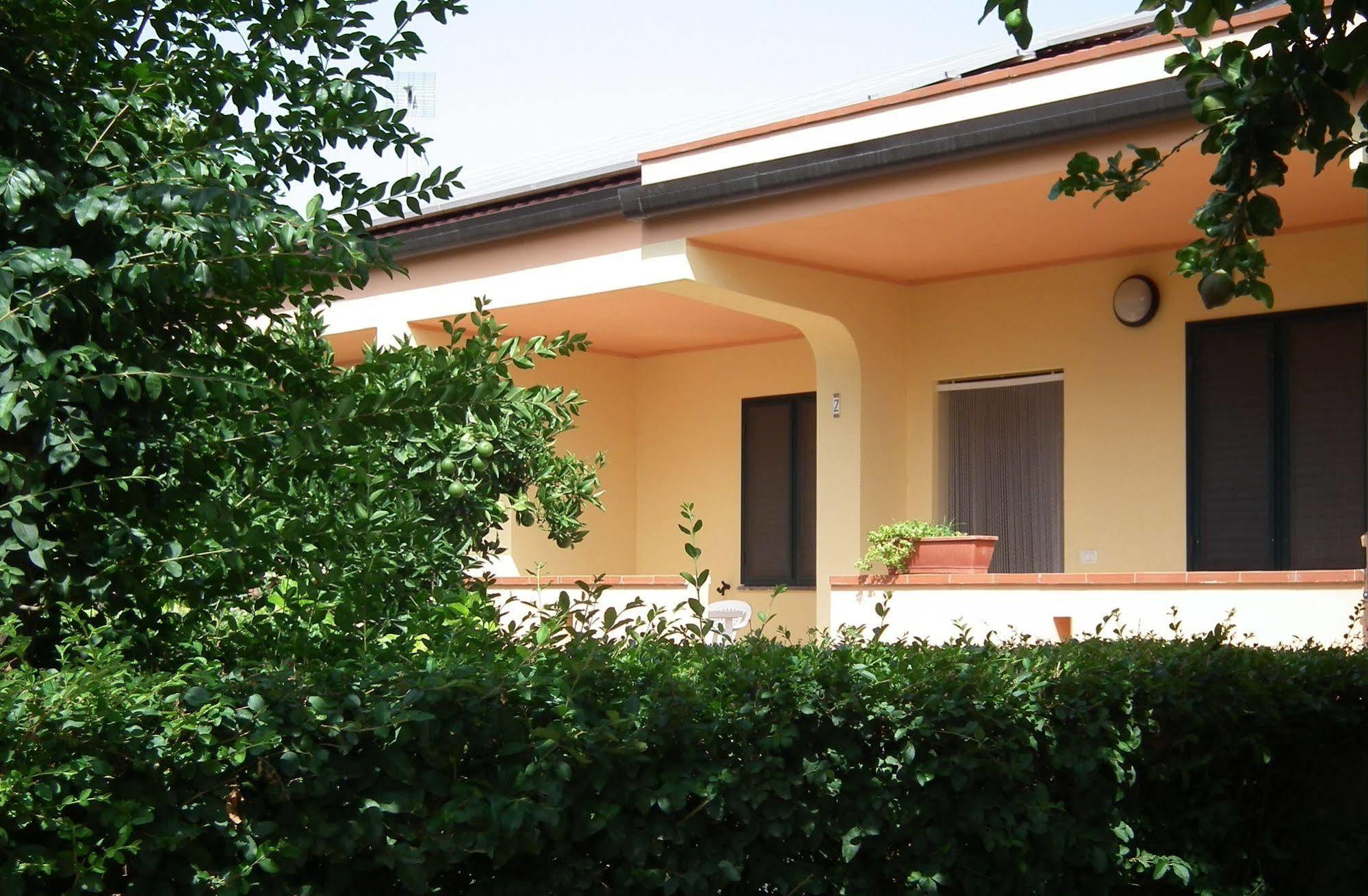 Villaggio Camping Lungomare Кропани Екстериор снимка