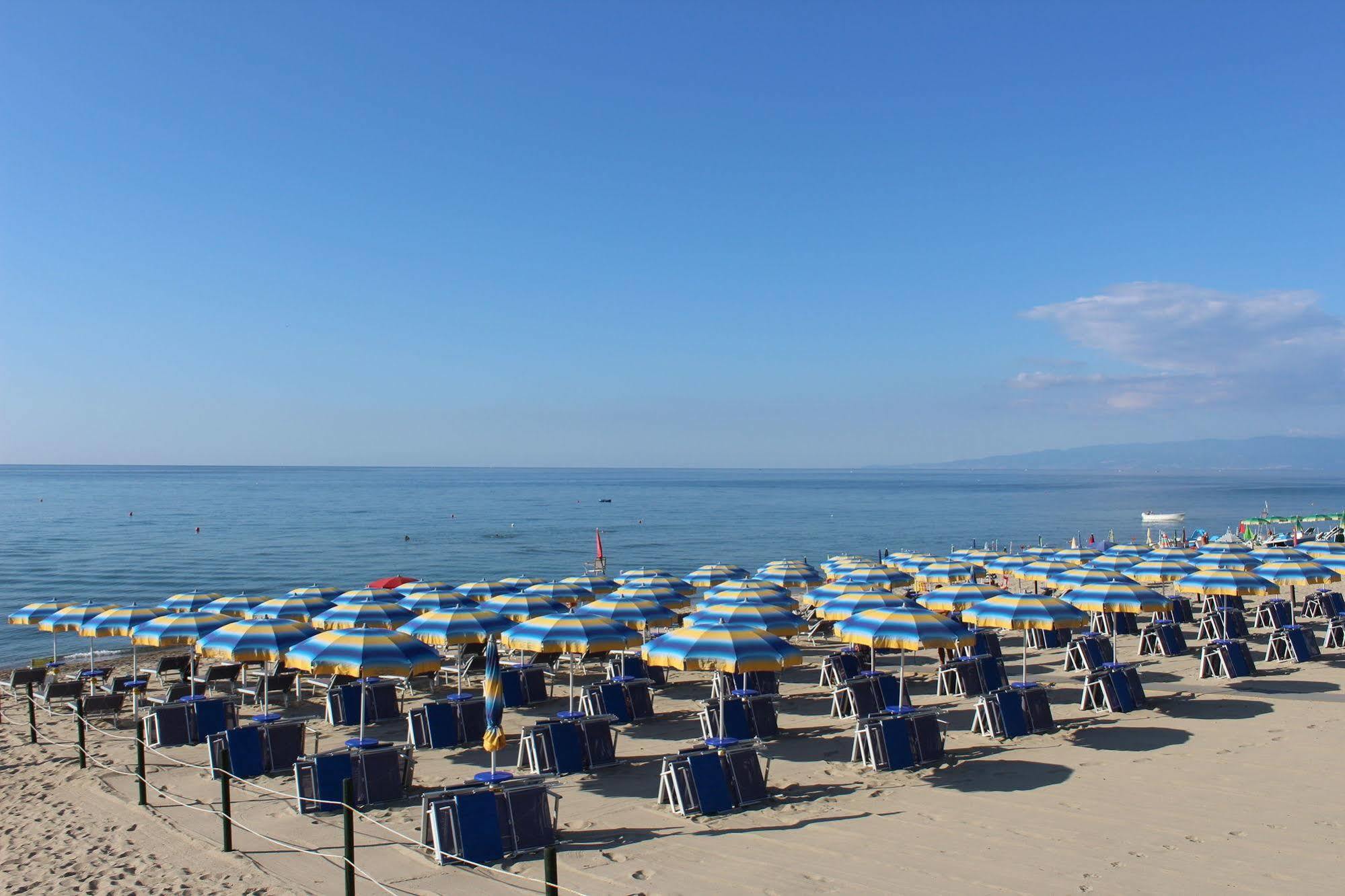 Villaggio Camping Lungomare Кропани Екстериор снимка