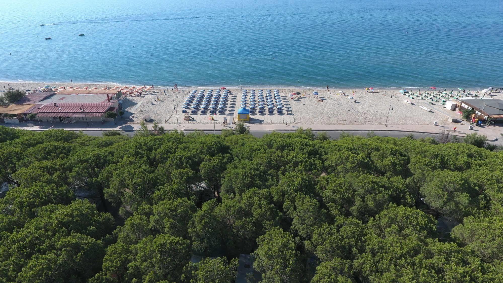 Villaggio Camping Lungomare Кропани Екстериор снимка